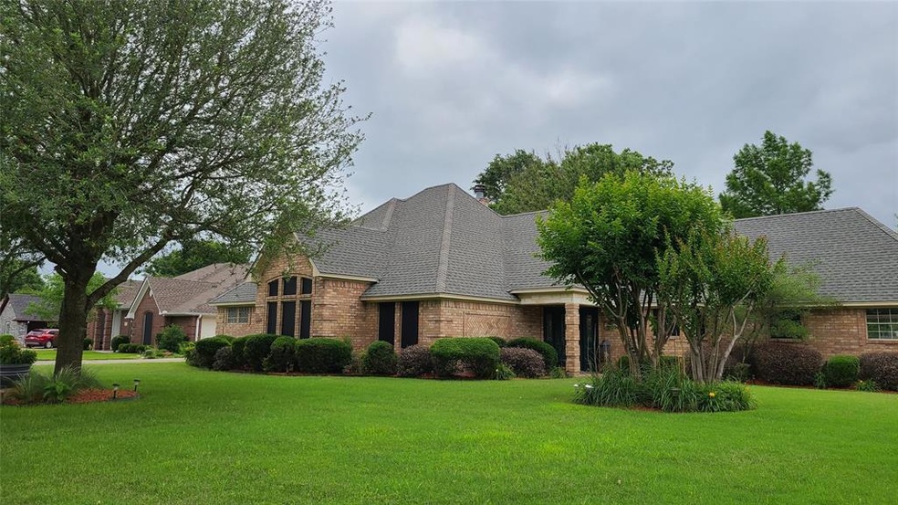 2114 Pecan St, Bonham, TX 75418 - photo 1