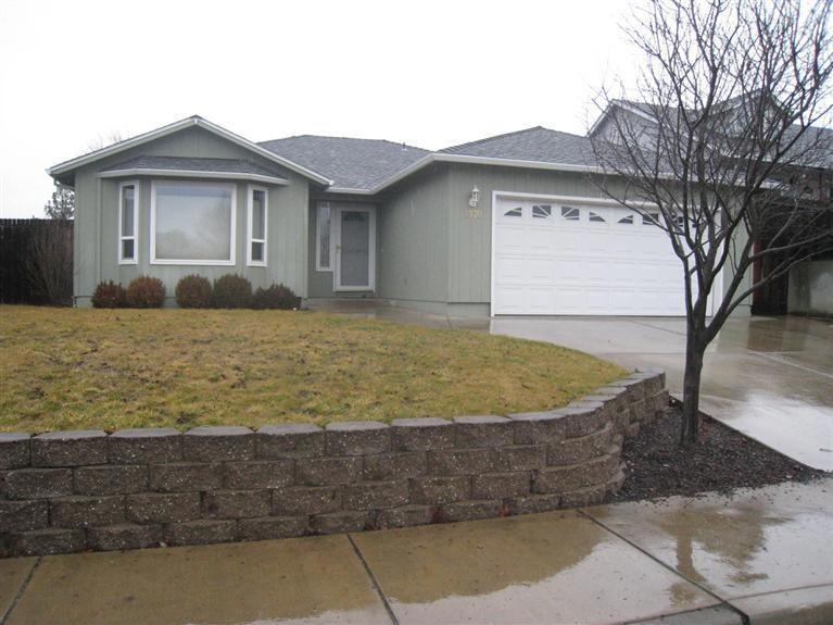 1370 Vista Dr, Central Point, OR 97502 - photo 1