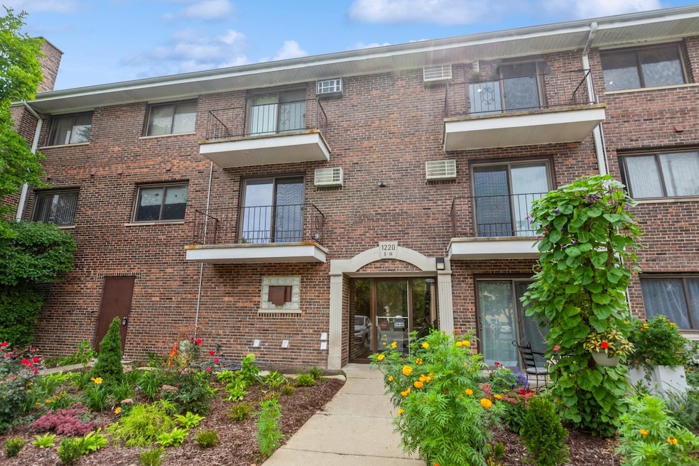 1220 S Lorraine Rd unit 3, Wheaton, IL 60189 - photo 1
