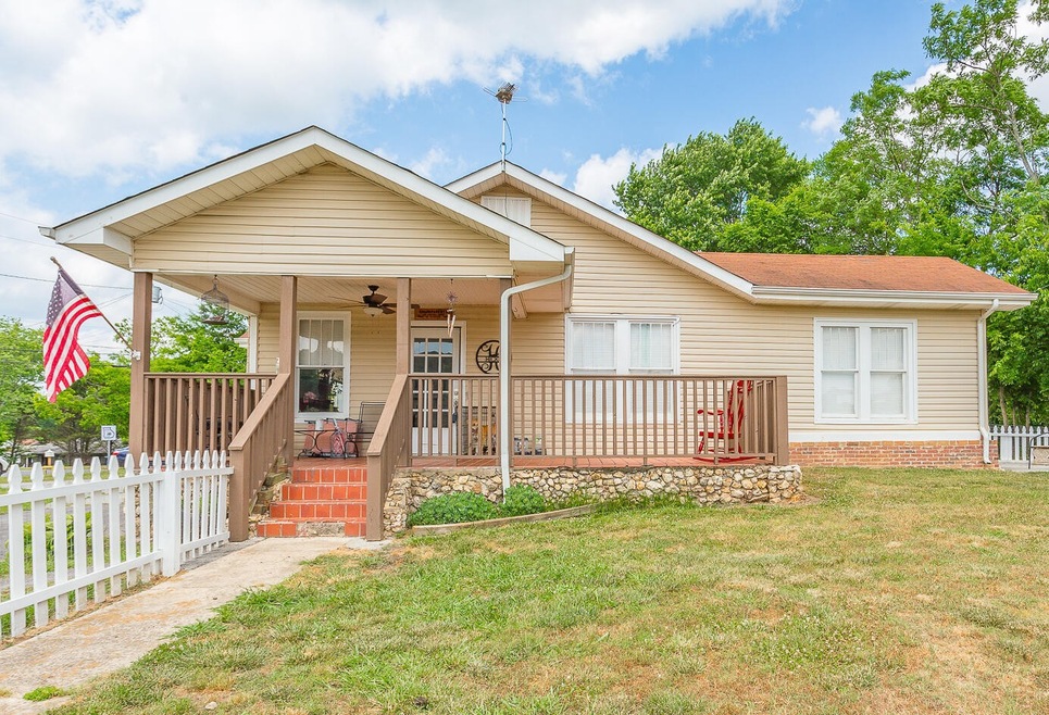 219 Oak St, Tunnel Hill, GA 30755 - photo 1