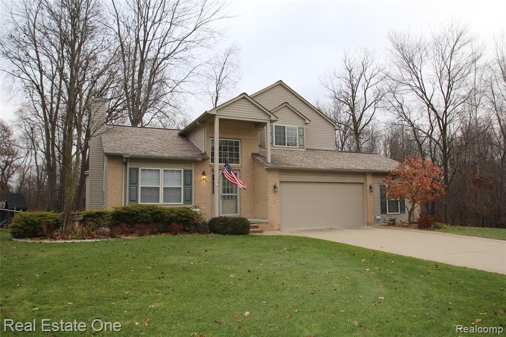 7202 Eagle Landings Ln, Waterford, MI 48327 - photo 1