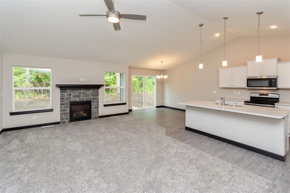 1924 Shady Grove Rd SW, Cedar Rapids, IA 52404 - photo 1