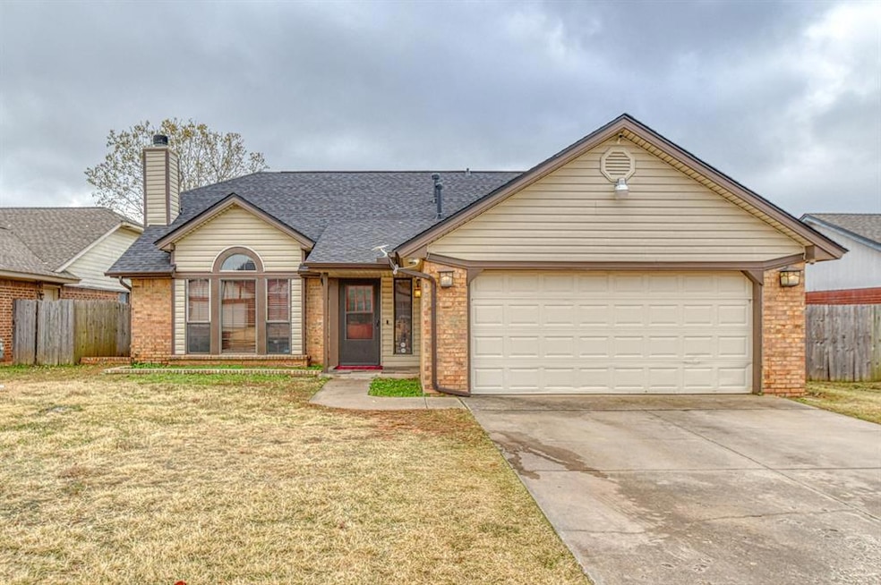 1216 NE 24th St, Moore, OK 73160 - photo 1