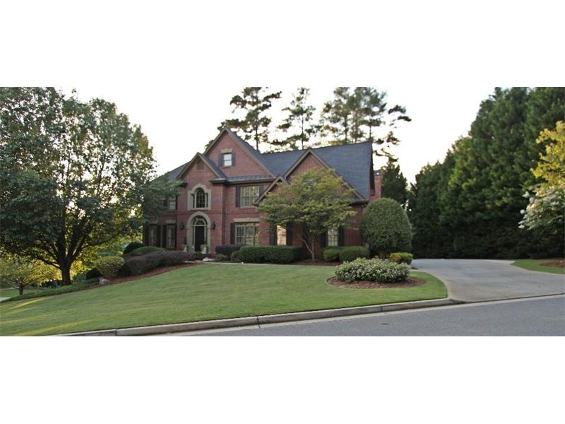 WELCOME HOME! 3 SIDED BRICK, SIDE ENTRY W/LARGE TU