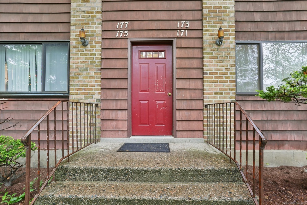 171 Kennedy Dr unit 171, Bridgeport, CT 06606 - photo 1
