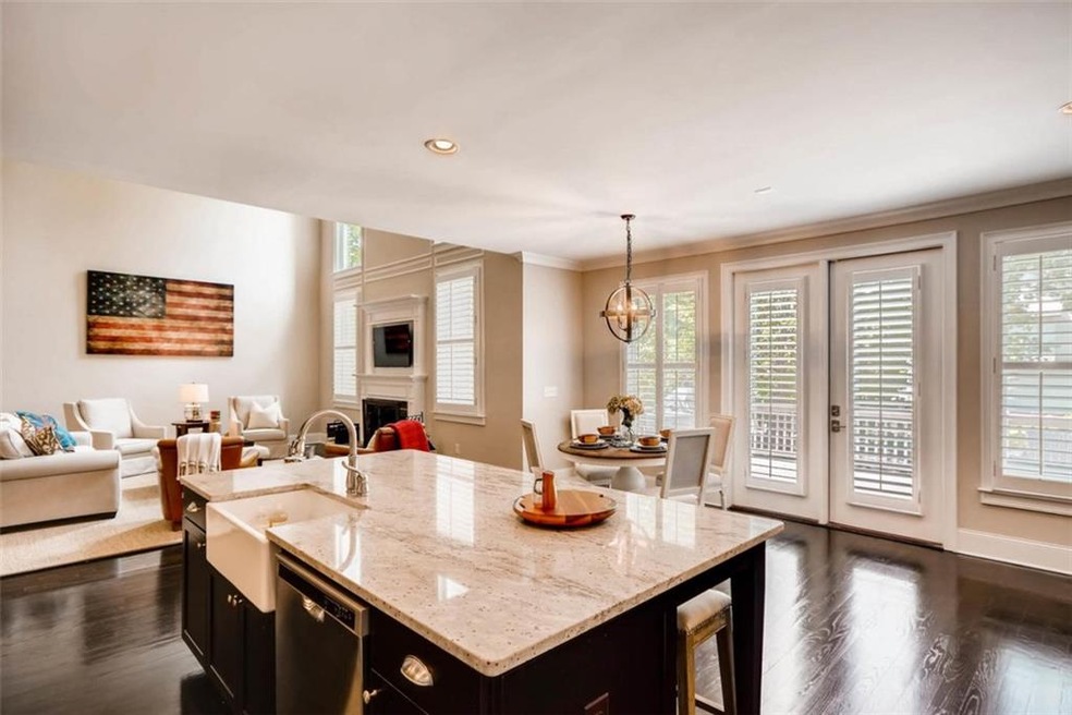 This is a happy and bright kitchen. Enjoy breakfas