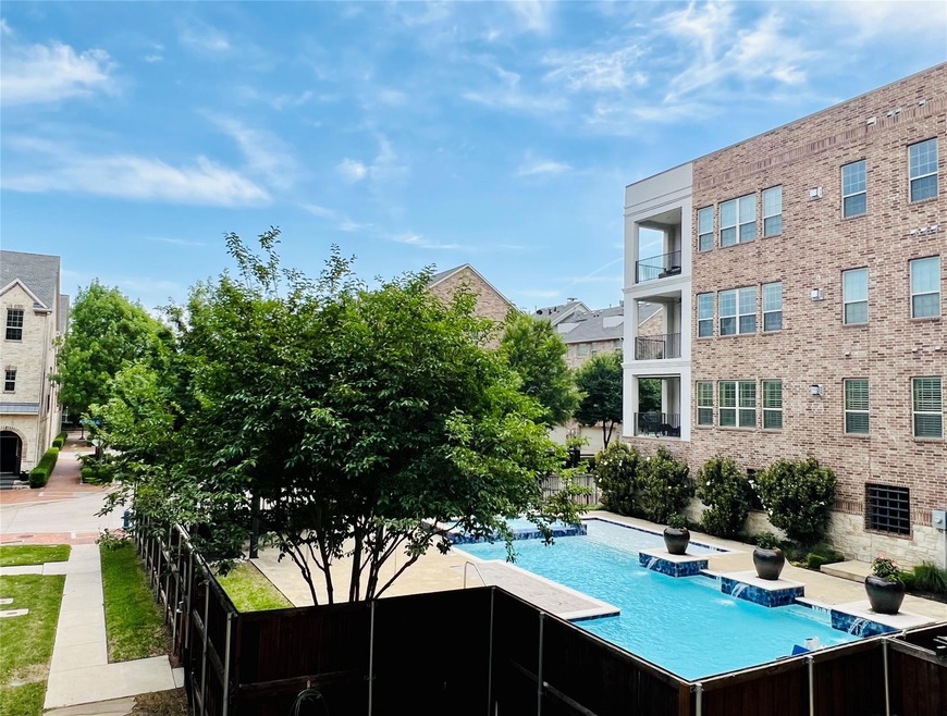 Lock and Go-One Story in the Heart of Addison! Sit