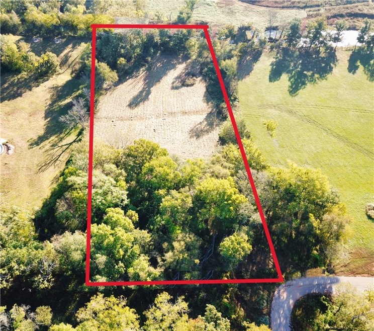 The red border is not exact and just for an approximate idea of the land boundaries.