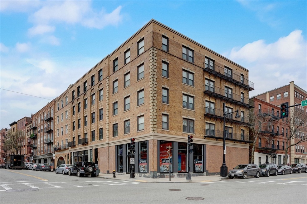 454 Hanover St unit 2, Boston, MA 02113 - photo 1