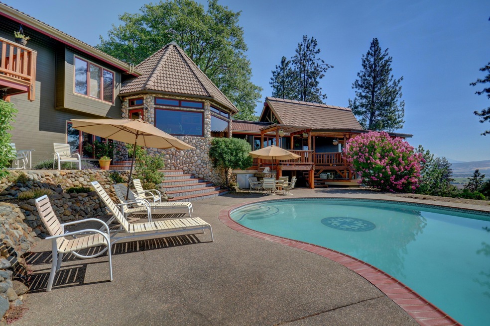 2421 Old Military Rd, Central Point, OR 97502 - photo 1