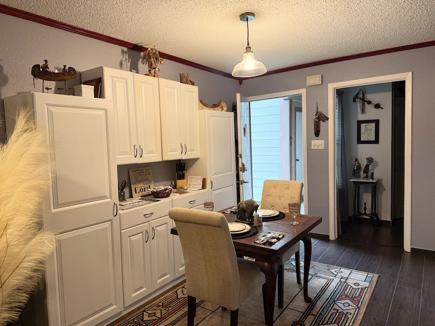 Kitchen/Dining Area - Hutch stays