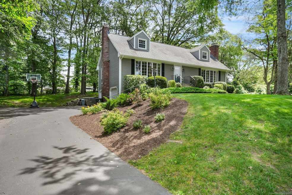 29 Saybrook Rd, Trumbull, CT 06611 - photo 1