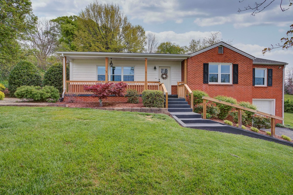 2107 Edgehill Cir, Johnson City, TN 37601 - photo 1