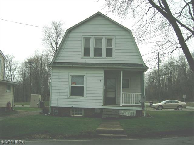 433 Baum St SE has vinyl windows, updated kitchen 