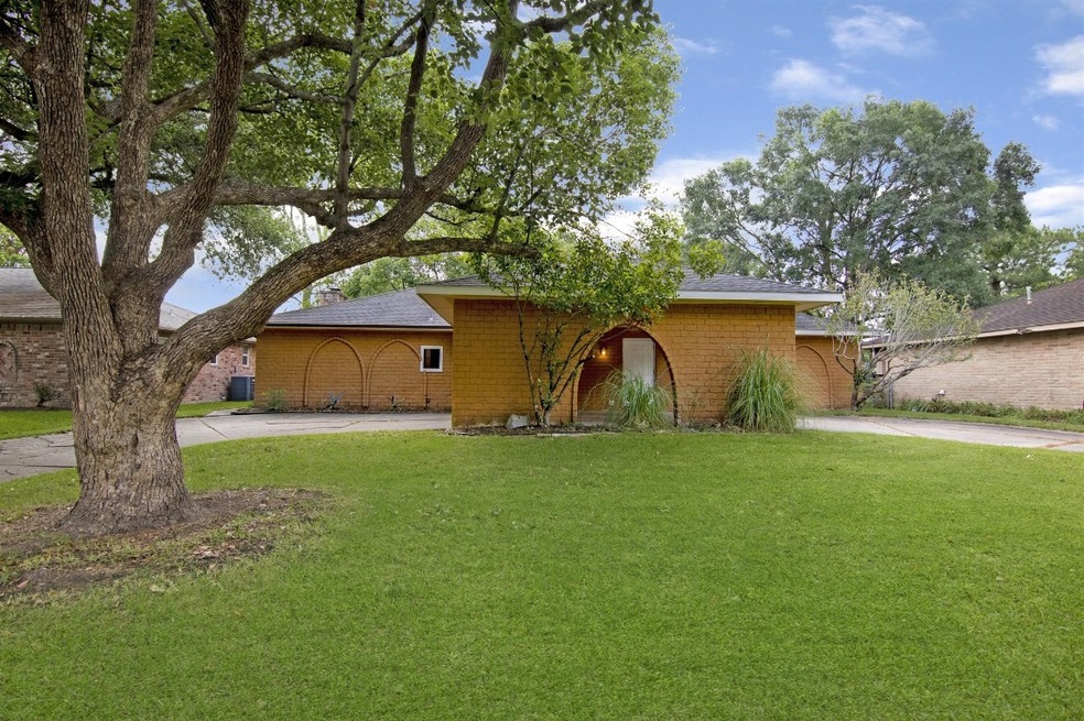 209 Dover- Great Home with Huge Backyard - 3 bedrooms 2 bath -Located in Friendswood Independent School District.