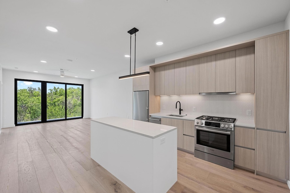 Kitchen with appliances with stainless steel fini