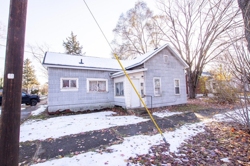 601 Chestnut St, Dowagiac, MI 49047 - photo 1