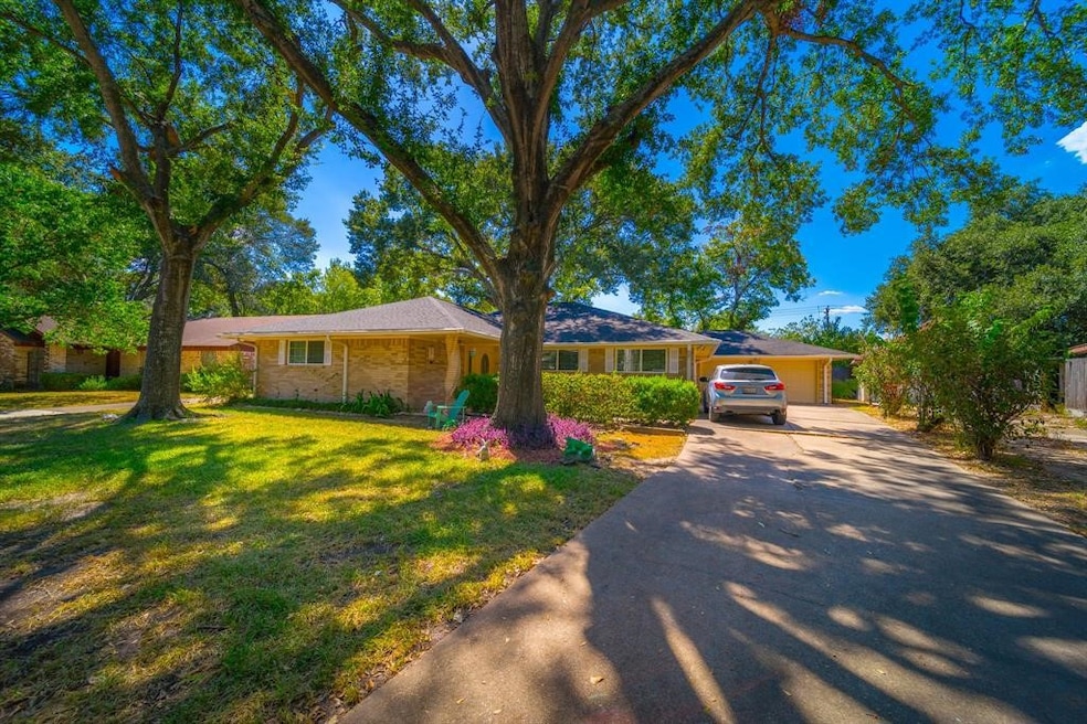 7235 Ridge Oak Dr, Houston, TX 77088 - photo 1