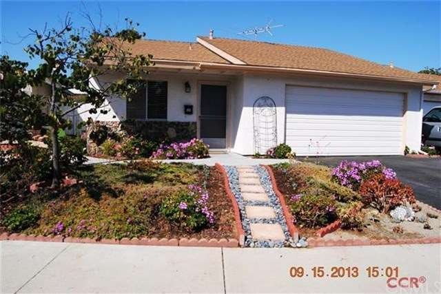 Near the beach and shopping. This 2 bedroom 2 bath