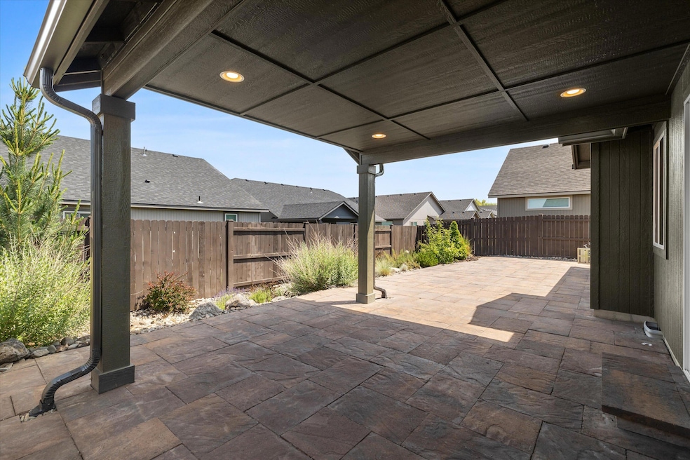 2471 NW Jackpine Ln, Redmond, OR 97756 - photo 1