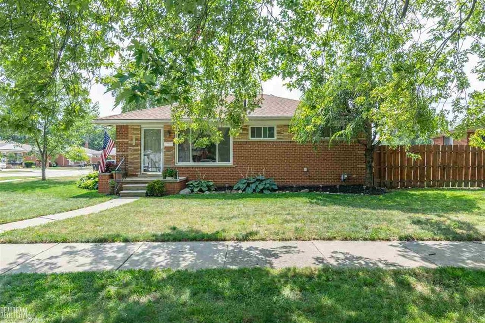 16510 Mayfield St, Roseville, MI 48066 - photo 1