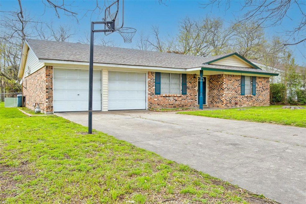 1408 Roberts Ave, Cleburne, TX 76033 - photo 1