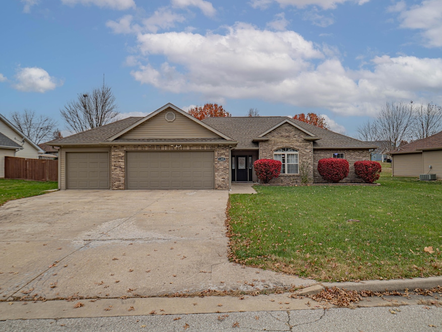1305 Woodridge Ln, Moberly, MO 65270 - photo 1