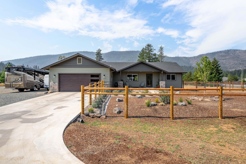 601 E Forks Cir, Cave Junction, OR 97523 - photo 1