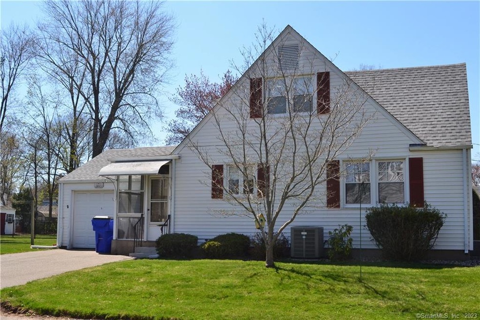 Side of house , 1 car garage and breezeway