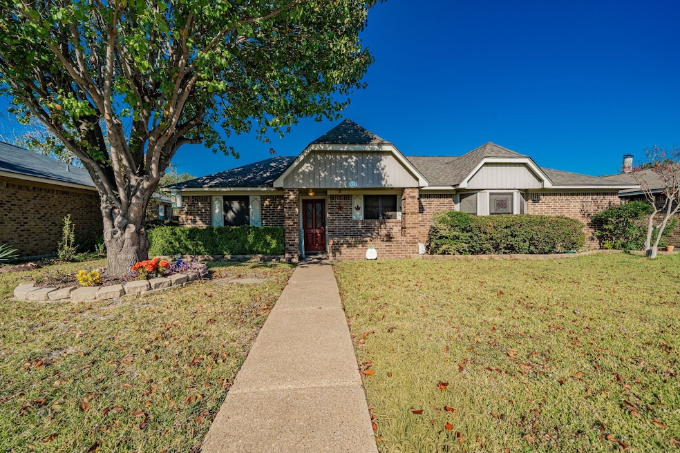923 Courtney Dr, Mesquite, TX 75150 - photo 1