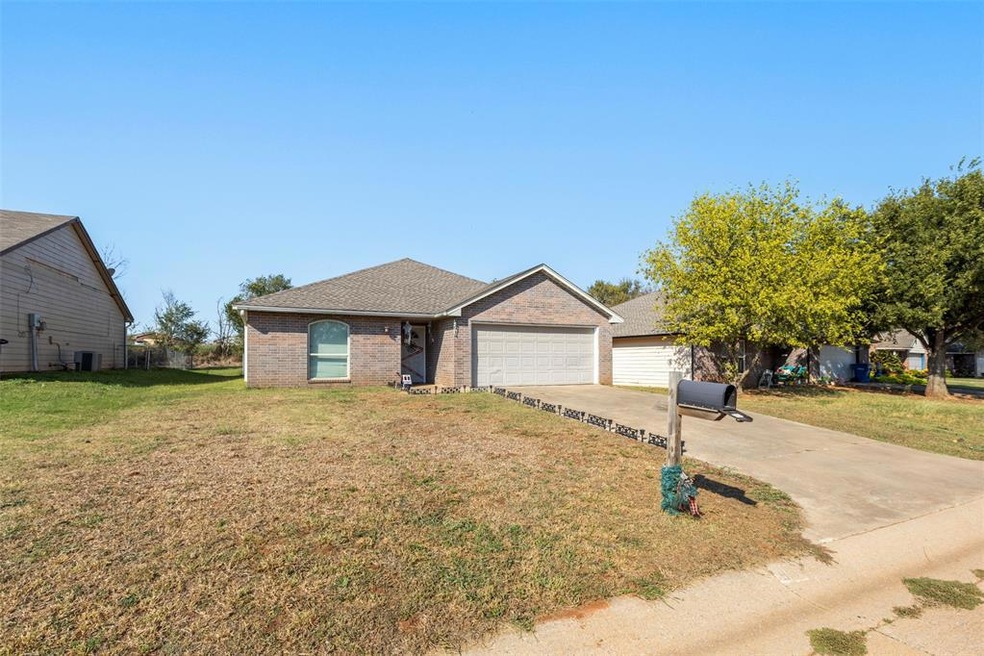 918 Valley View Rd, Enid, OK 73701 - photo 1