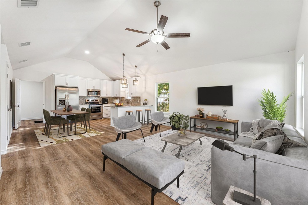 316 Wren Dr, Granbury, TX 76049 - photo 1