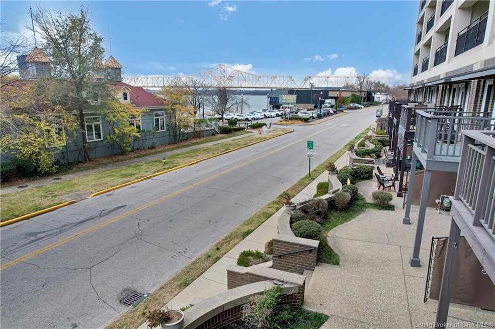 606 W Riverside Dr, Jeffersonville, IN 47130 - photo 1