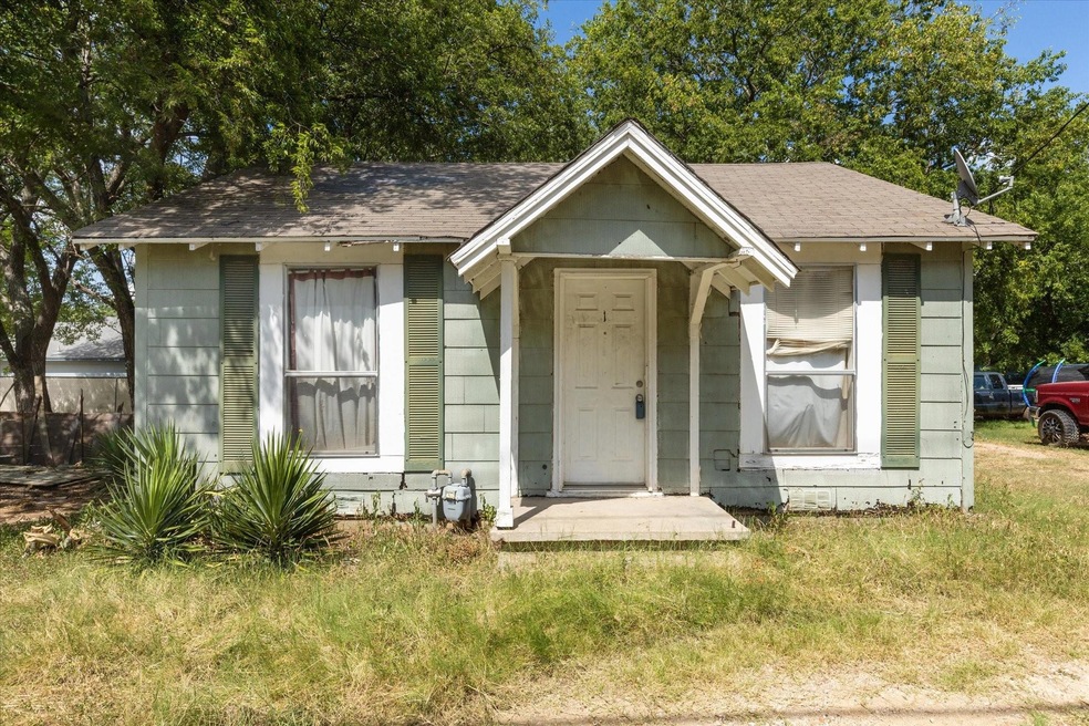 810 Granbury St, Cleburne, TX 76033 - photo 1