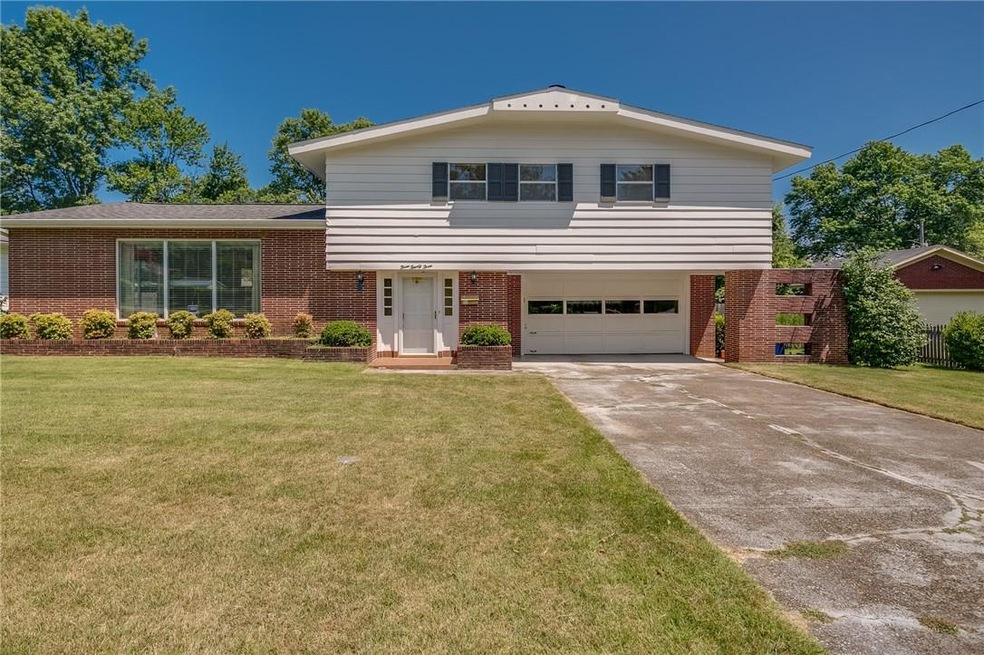 323 Crestview Dr, Bentonville, AR 72712 - photo 1