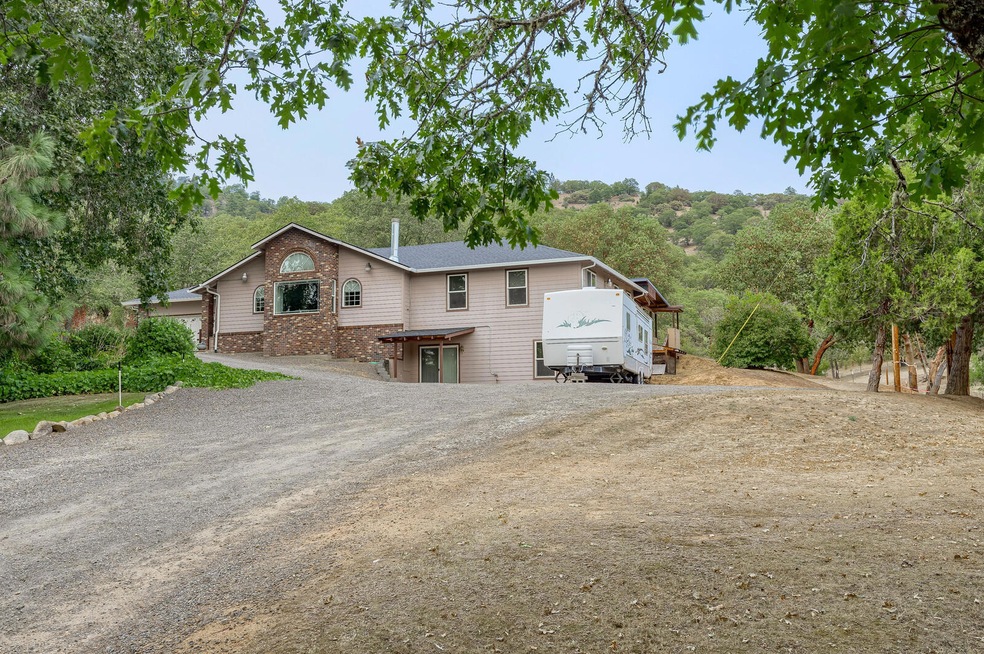 9996 Blackwell Rd, Central Point, OR 97502 - photo 1