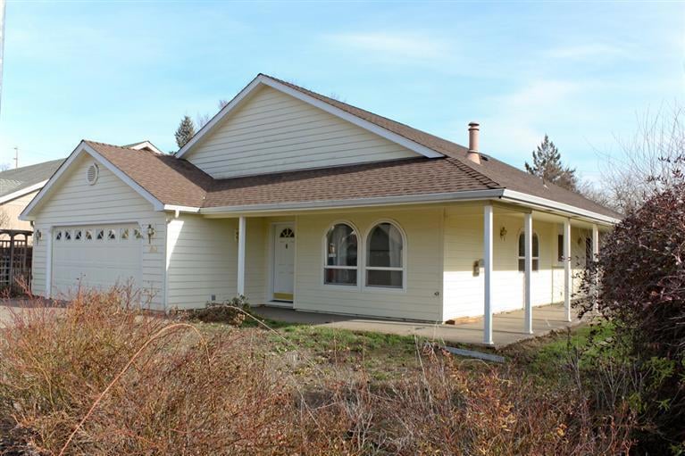 1642 Inverness Dr, Medford, OR 97504 - photo 1