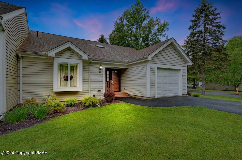 127 Duck Hollow Cir, Stroudsburg, PA 18360 - photo 1