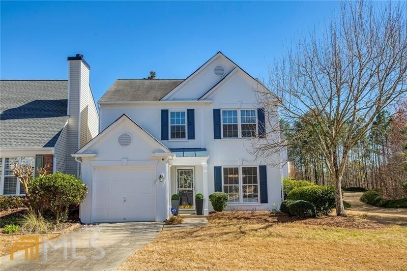 Charming end unit in wonderful, walkable Devonshir