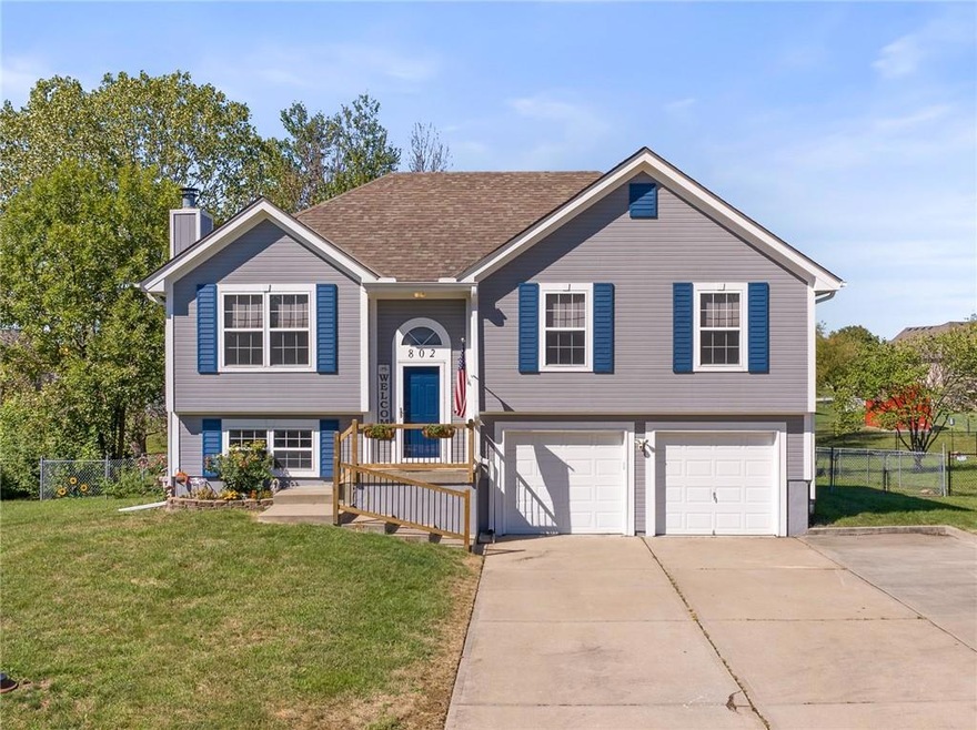 802 Meadow Ln, Raymore, MO 64083 - photo 1