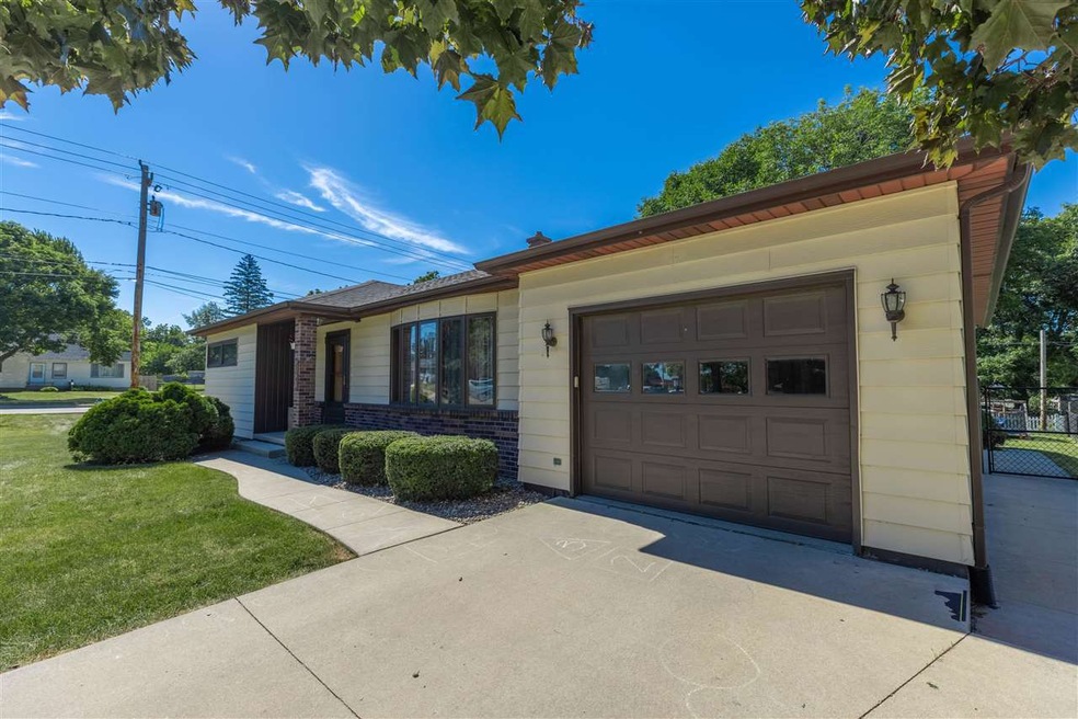 2023 Maplewood Dr, Cedar Falls, IA 50613 - photo 1