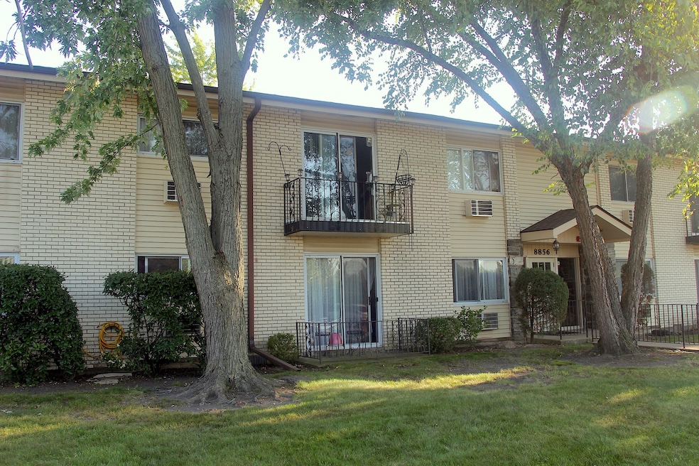 8856 Northshore Dr unit 2C, Des Plaines, IL 60016 - photo 1