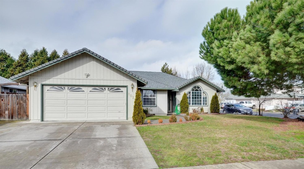 1029 Fairfield Ave, Central Point, OR 97502 - photo 1