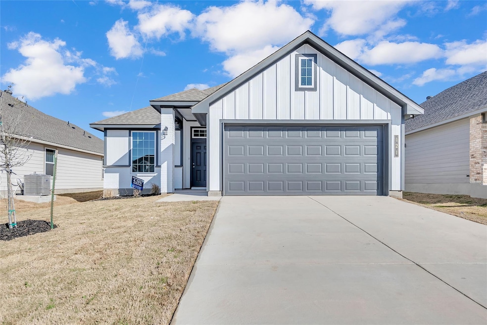 View of front of house with a front lawn, drivewa