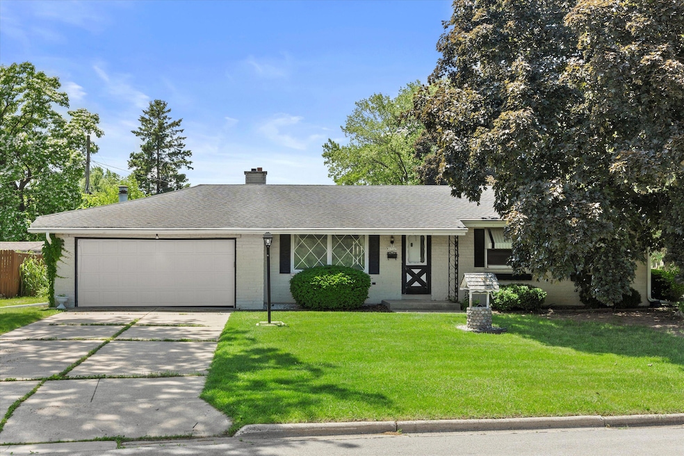 N95W17325 Shady Ln, Menomonee Falls, WI 53051 - photo 1