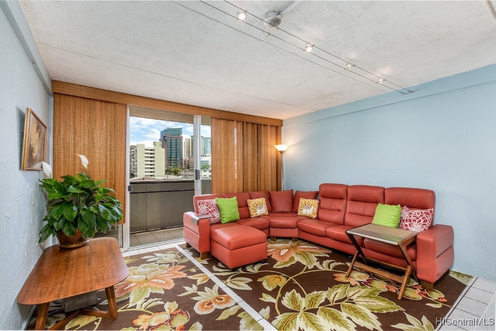 Spacious Livingroom with upgraded lighting and lar
