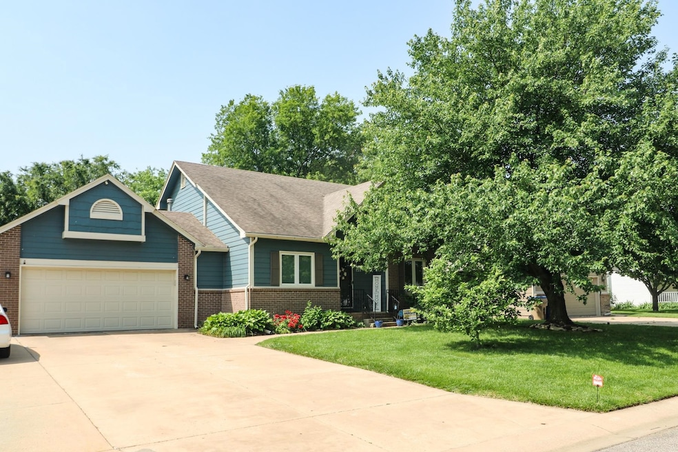 Welcome! 125 E Buckthorn Rd!