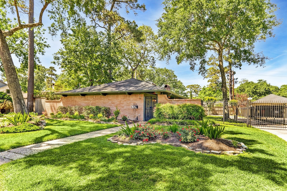 10214 Shady River Dr, Houston, TX 77042 - photo 1