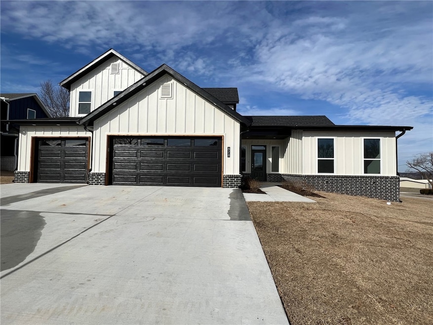 828 Mueller Way, Prairie Grove, AR 72753 - photo 1