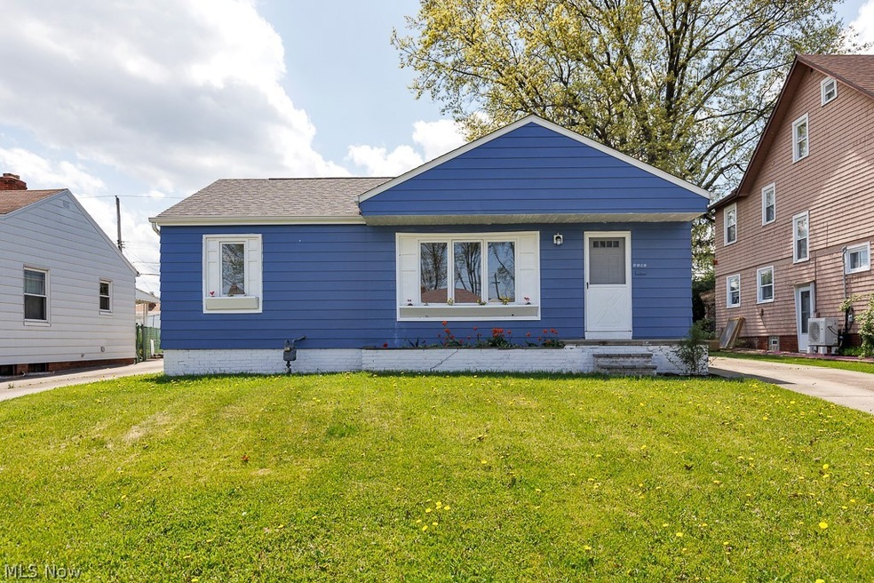 Bungalow with a front yard